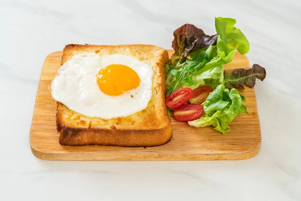 Pan Casero Tostado Con Queso Huevo Frito Encima Con Ensalada — Foto de Stock