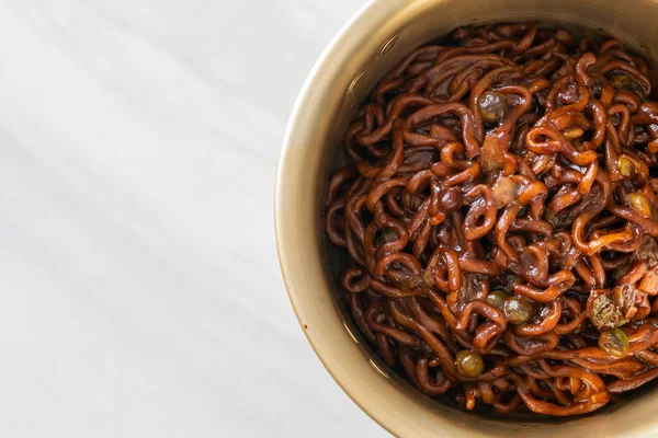 Espaguetis Negros Coreanos Fideos Instantáneos Con Salsa Soja Chajung Tostada —  Fotos de Stock