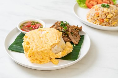 Kızarmış domuz eti ve baharatlı soslu yumurta, Asya usulü.