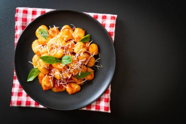 Peynirli domates soslu gnocchi - İtalyan yemeği tarzı.