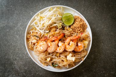 Karides ve lahanalı kızarmış şehriye ya da Pad Thai - Asya yemeği tarzı