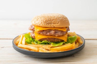 Domuz burger veya peynirli domuz burger ve patates kızartması.