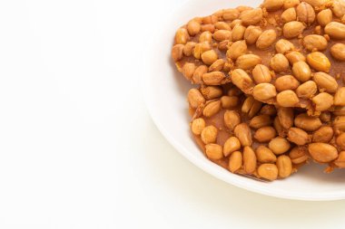 Tayland Kızarmış Fıstık Kurabiyeleri beyaz arka planda izole