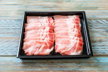 Dilimlenmiş taze domuz filetosu.