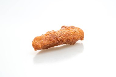 Kızarmış patatesler beyaz arka planda izole edilmiş.