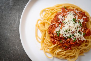 Spagetti bolonez domuz eti ya da kıymalı domates soslu spagetti İtalyan yemeği tarzı.