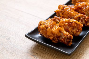 Kore usulü soslu kızarmış tavuk.