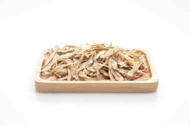 Beyaz arka planda izole edilmiş kuru ve çıtır çıtır fırın balığı.