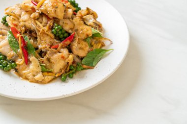 Balık ve otla karıştırılmış kutsal fesleğen. Asya usulü.