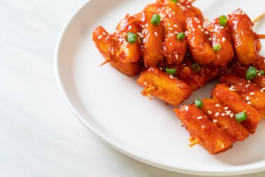Kore usulü baharatlı soslu kızarmış Kore pirinç keki (Tteokbokki).