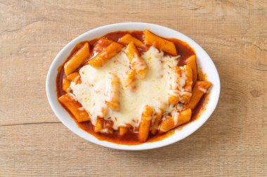 Peynirli Kore soslu Kore pirinç keki, peynirli Peynirli Tokpokki, Peynirli Tteokbokki - Kore yemeği tarzı