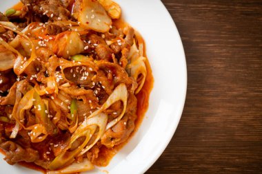 Kore usulü baharatlı ve kimchi soslu kızarmış domuz eti.