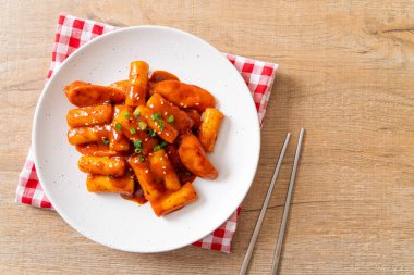 Baharatlı sosisli Kore pirinç keki çubuğu (Tteokbokki) - Kore yemeği tarzı