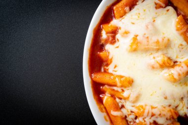 Peynirli Kore soslu Kore pirinç keki, peynirli Peynirli Tokpokki, Peynirli Tteokbokki - Kore yemeği tarzı