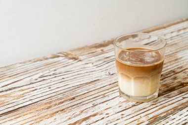 Bir bardak kahve, ahşap arka planda sütlü kahve.