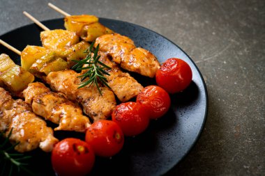 Tabakta ızgara tavuk ızgara şiş.