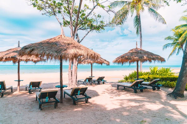 Strand Stol Och Paraply Med Havet Strand Bakgrund — Stockfoto