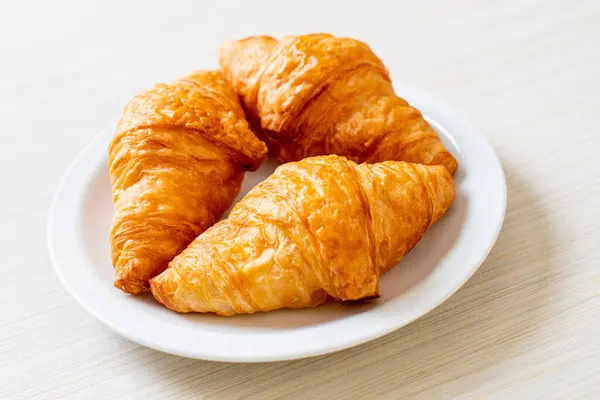 Frisches Buttercroissant Auf Teller — Stockfoto