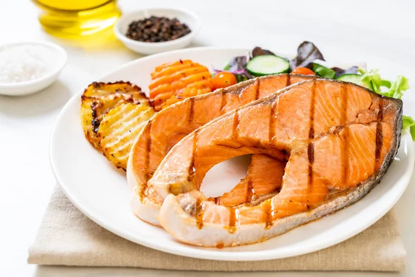 Filé Bife Salmão Grelhado Duplo Com Legumes — Fotografia de Stock