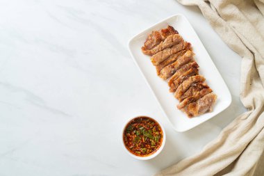 Izgara domuz boynu ya da Tayland baharatlı soslu kömür kaynayan domuz boynu.