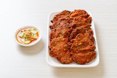 Kızarmış balık köftesi ya da kızarmış balık keki. Asya usulü.