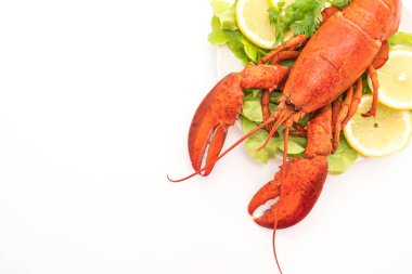 Beyaz arka planda taze haşlanmış sebze ve limonlu ıstakoz.