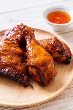 Masada ızgara ve ızgara tavuk.