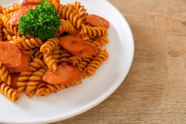 domates soslu ve sosisli spiral ya da spiralli makarna İtalyan yemek stili.