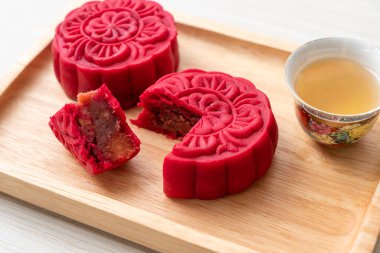 Çin ay pastası, ahşap tabakta kırmızı fasulye aroması.