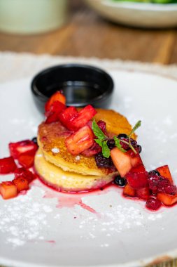 Taze çilek ve akçaağaç soslu gözleme.