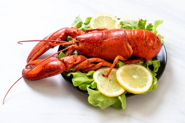 taze Haşlanmış istakoz sebze ve limon ile