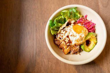 Kızarmış tavuk teriyaki soslu pilav ve avokado ve sahanda yumurta. Füzyon yiyecekler.