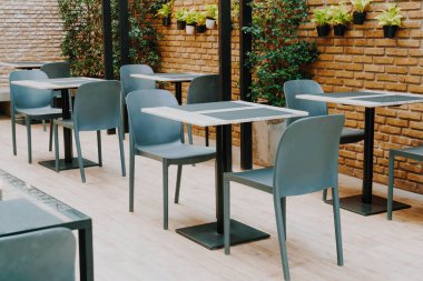 Kafe restoranında boş masa ve sandalye.