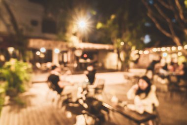 Soyut bulanık dışarıdaki avluda gece kafeteryadaki avluda arka plan için.