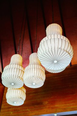 Duvarda asılı güzel lamba süslemesi