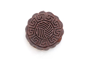 Ay pastası, beyaz arka planda izole edilmiş koyu çikolata aroması.