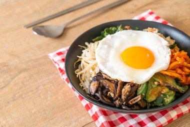 Bibimbap, Kore baharatlı salata pilav ve sahanda yumurta. Geleneksel Kore yemeği tarzı.
