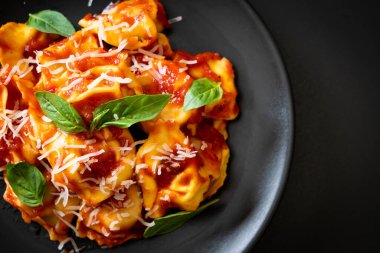 Domates soslu İtalyan tortellini makarnası - İtalyan yemeği tarzı.