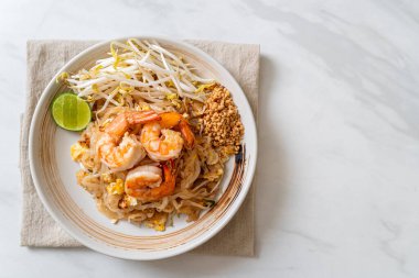 Karides ve lahanalı kızarmış şehriye ya da Pad Thai - Asya yemeği tarzı
