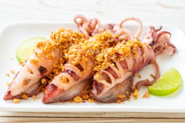 Sarımsaklı kızarmış kalamar - deniz ürünleri tarzı.