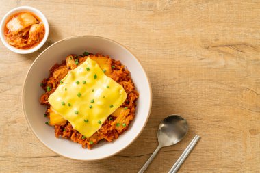 Domuz etli ve peynirli kimchi pilavı Asya usulü ve füzyon yemeği.