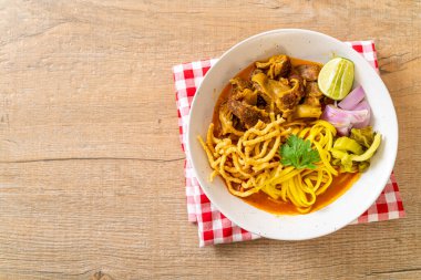 Kuzey Tayland usulü körili şehriye çorbası, haşlanmış domuz eti, Tayland usulü.