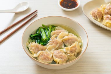 Domuz çorbası ya da sebzeli domuz köftesi çorbası - Asya yemeği tarzı.