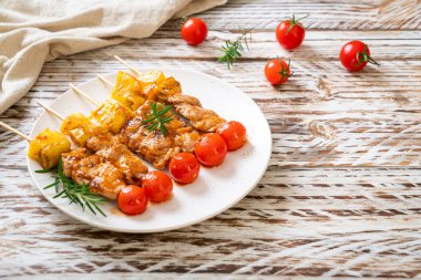 Tabakta ızgara domuz eti şişi.