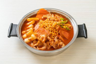 Budae Jjigae ya da Budaejjigae (ordu yahnisi ya da ordu üssü). Kimchi, konserve jambon, sosis, ramen eriştesi ve çok daha popüler Kore usulü sıcak yemek ile dolu.