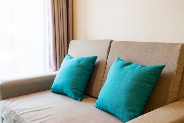 Oturma odasındaki koltukta rahat yastıklar.