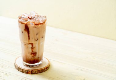 Buzlu çikolatalı milkshake, ahşap arka planda.