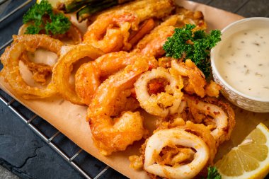 Kızarmış deniz ürünleri (karides ve mürekkep balığı) ve sebze karışımı - sağlıksız gıda tarzı