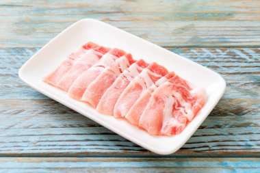 Dilimlenmiş taze domuz filetosu.
