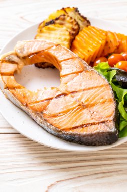 Sebzeli ızgara somon bifteği fileto.